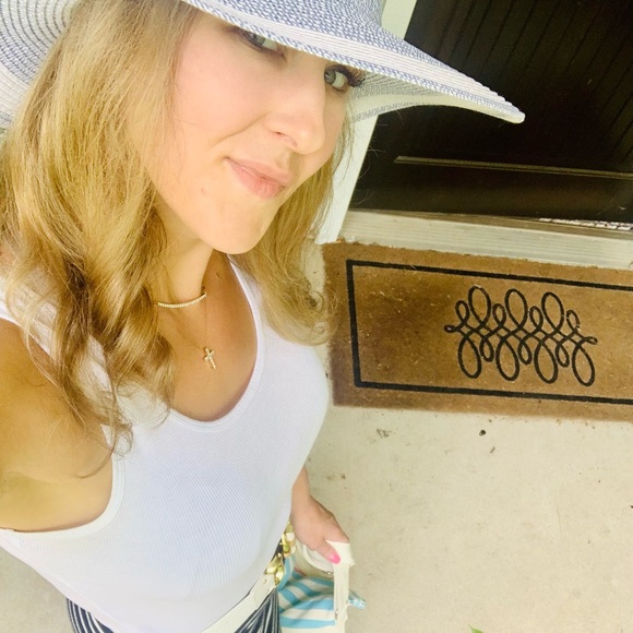 Hi I’m Ashley!! 💜🤍💛 - Picture 4 of 10